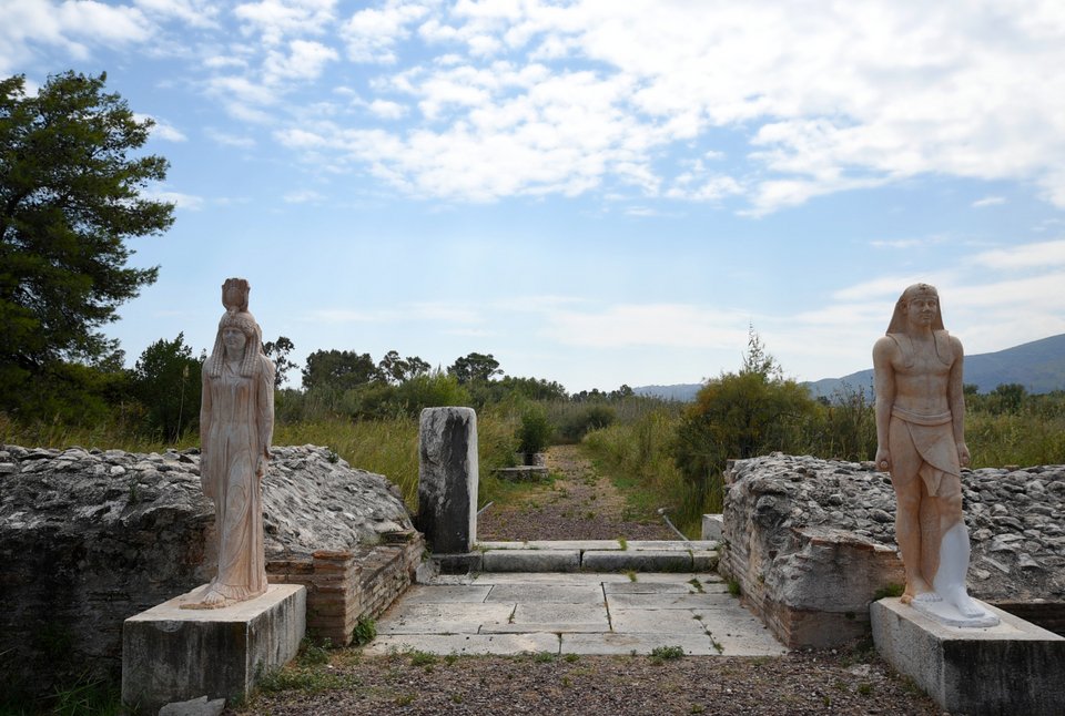 Φαραωνικά αγάλματα στην κύρια είσοδο στο Ιερό των Αιγυπτιακών Θεών του 160 μ.Χ. στη Νέα Μάκρη Αττικής
