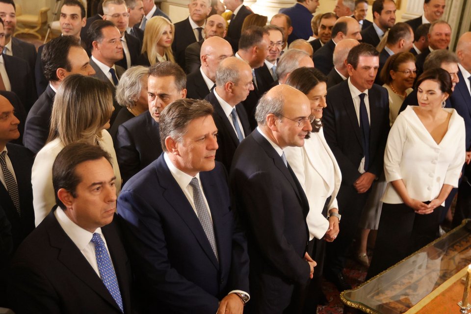 Τα νέα μέλη του υπουργικού συμβουλίου λίγο πριν από την ορκωμοσία τους