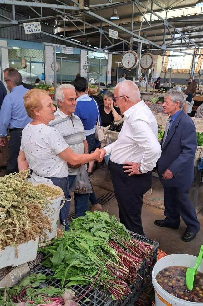 Ο Ν. Κακλαμάνης συνομιλεί με πολίτες σε αγορά στην Αρτα