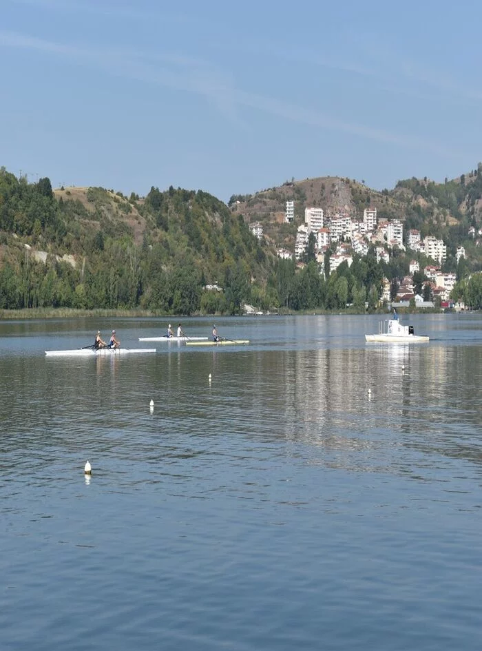 Κανό στη λίμνη Καστοριάς 