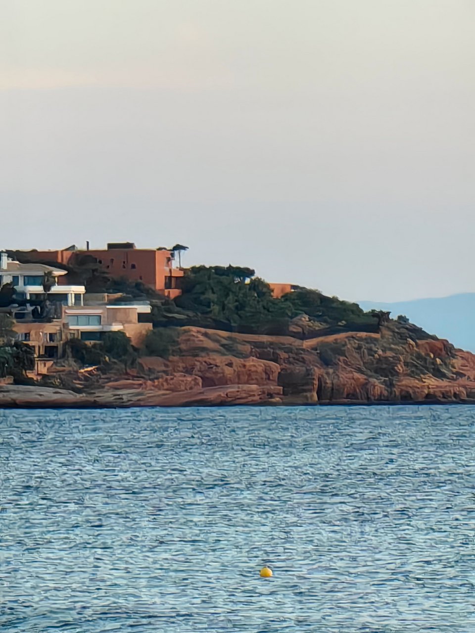 Λεπτομέρεια από τις οικίες στο Καβούρι με το HUAWEI P60 Pro
