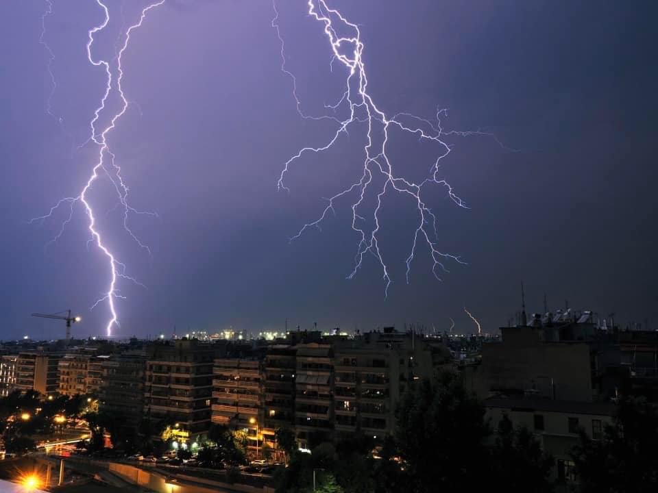 Κεραυνοί πάνω από τη Θεσσαλονίκη τα ξημερώματα - Φωτογραφία :George velidis