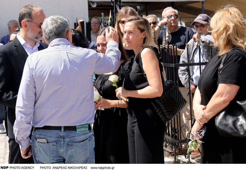 Η γυναίκα και η κόρη του Γιώργου Γεωργίου με τον δημοσιογράφο Τάκη Χατζή