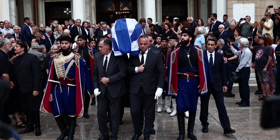 Καλυμμένο με την ελληνική σημαία το φέρετρο με τη σορό του Γιάννη Μαρκόπουλου / Φωτογραφία: ΚΩΣΤΑΣ ΤΖΟΥΜΑΣ/EUROKINISSI