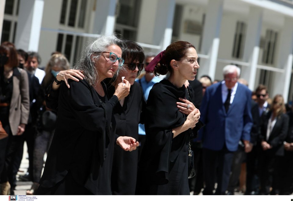 Συντρετριμμένες οι κόρες της Νόνικας Γαληνέα στην κηδεία της