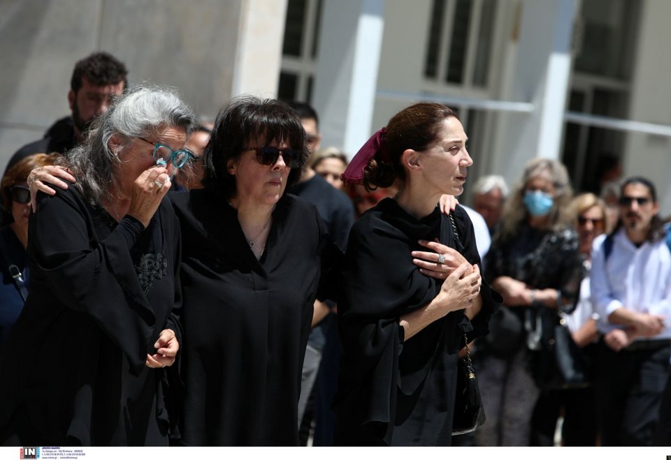 Συντρετριμμένες οι κόρες της Νόνικας Γαληνέα στην κηδεία της