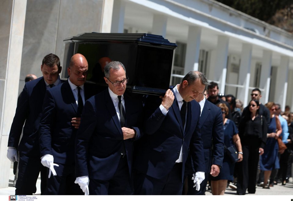 Συντρετριμμένες οι κόρες της Νόνικας Γαληνέα στην κηδεία της