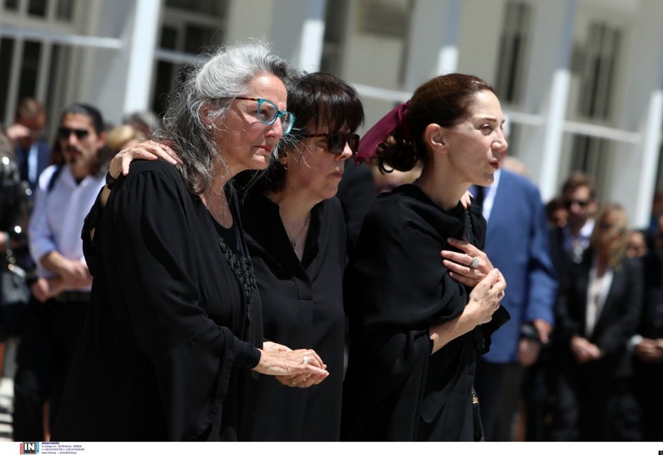 Συντρετριμμένες οι κόρες της Νόνικας Γαληνέα στην κηδεία της