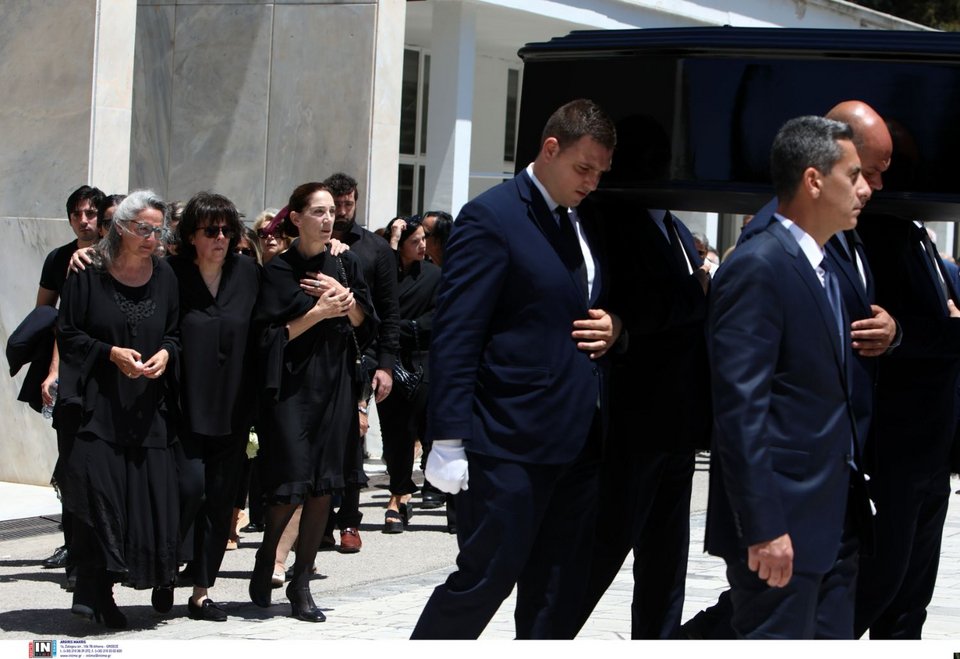 Συντρετριμμένες οι κόρες της Νόνικας Γαληνέα στην κηδεία της