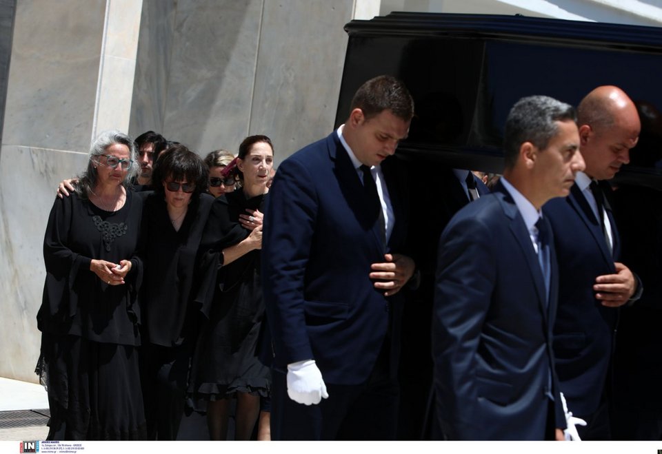 Συντρετριμμένες οι κόρες της Νόνικας Γαληνέα στην κηδεία της