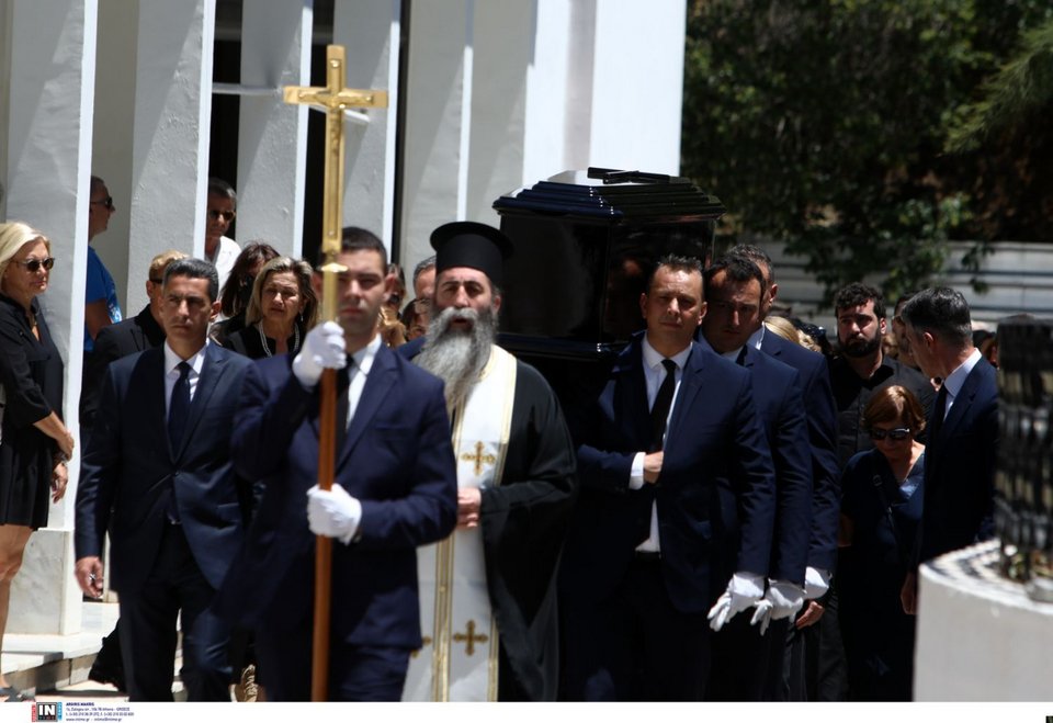 Συντρετριμμένες οι κόρες της Νόνικας Γαληνέα στην κηδεία της