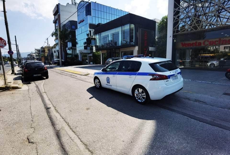Περιπολικό της ΕΛ.ΑΣ. στο σημείο όπου εκτυλίχθηκε το τροχαίο-σοκ σήμερα το πρωί