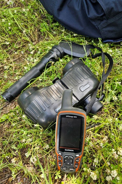 GPS και κυάλια που είχαν οι τρεις Κοσοβάροι αστυνομικοί που συνέλαβαν οι Σέρβοι -Φωτογραφίες: Serbian Ministry of Interior via AP