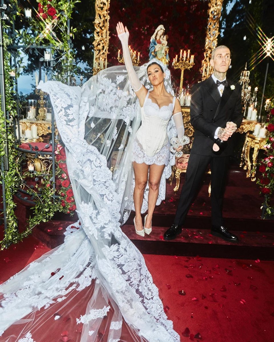 Η Κόρτνεϊ Καρντάσιαν με νυφικό Dolce&Gabbana