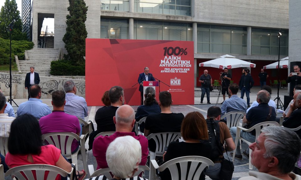 O Δ. Κουτσούμπας μιλά σε κοινό στη Θεσσαλονίκη