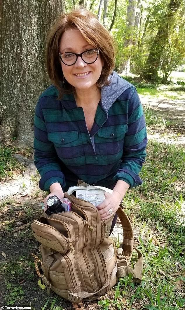 Η Lisa Bedford, 53 ετών, ξεκίνησε το blog της The Survival Mom τον Ιούνιο του 2009 και είναι συγγραφέας του Survival Mom: How to Prepare Your Family for Everyday Disasters and Worst-Case Scenarios