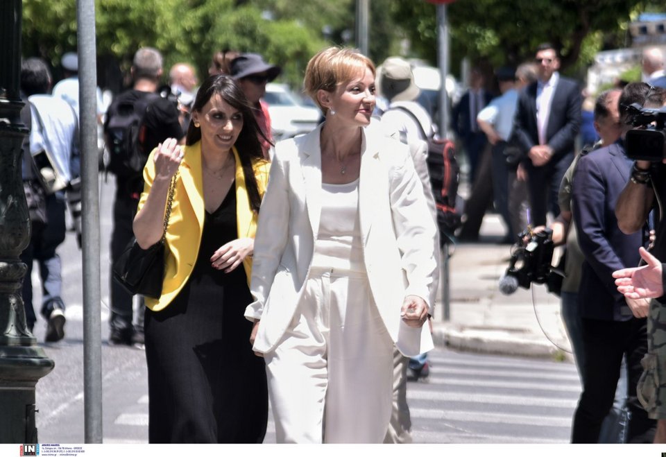 Η Βιβή Χαραλαμπογιάννη με το κίτρινο σακάκι μαζί με την κυρία Σδούκου, επίσης νεοεισερχόμενη στην κυβέρνηση