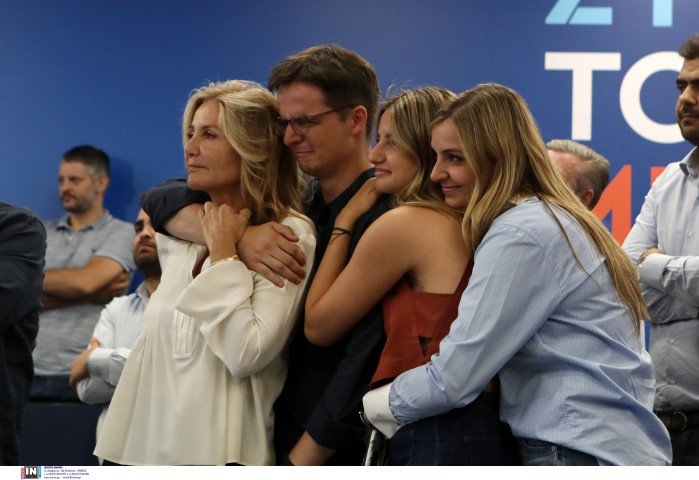 Με δάκρυα χαράς υποδέχθηκαν το εκλογικό αποτέλεσμα η Μαρέβα Μητσοτάκη και τα παιδιά, Σοφία, Δάφνη και Κωνσταντίνος / Φωτογραφία: Intimenews/ΠΕΡΙΣΤΕΡΗΣ ΔΗΜΗΤΡΗΣ 