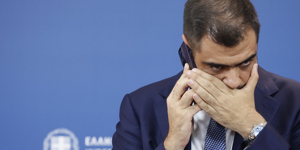 Τελευταίες συνεννοήσεις από τον Παύλο Μαρινάκη λίγο πριν από την ανακοίνωση της νέας κυβέρνησης / Φωτογραφία: ΓΙΩΡΓΟΣ ΚΟΝΤΑΡΙΝΗΣ/EUROKINISSI