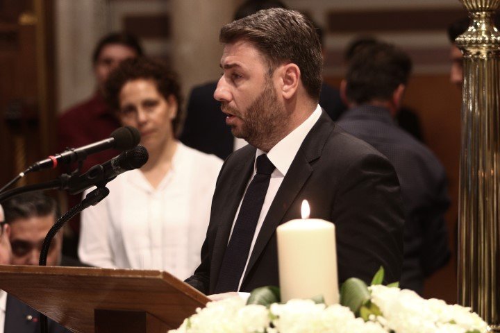 Ο Νίκος Ανδρουλάκης εκφωνεί επικήδειο στην εξόδιο ακολουθία του Γιάννη Μαρκόπουλου / Φωτογραφία: ΧΡΗΣΤΟΣ ΜΠΟΝΗΣ/ΑΡΧΙΕΠΙΣΚΟΠΗ ΑΘΗΝΩΝ