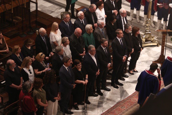 Ο Κ. Μητσοτάκης, η ΠτΔ, ο Ν. Ανδρουλάκης, ο Δ. Κουτσούμπας και άλλα πολιτικά πρόσωπα στην εξόδιο ακολουθία του Γιάννη Μαρκόπουλου / Φωτογραφία: ΧΡΗΣΤΟΣ ΜΠΟΝΗΣ / ΑΡΧΙΕΠΙΣΚΟΠΗ ΑΘΗΝΩΝ