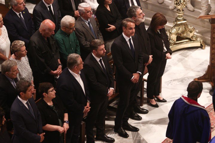 Ο Κυριάκος Μητσοτάκης, η ΠτΔ, ο Ν. Ανδρουλάκης, ο Δ. Κουτσούμπας και άλλα πολιτικά πρόσωπα στην εξόδιο ακολουθία του Γιάννη Μαρκόπουλου / Φωτογραφία: ΧΡΗΣΤΟΣ ΜΠΟΝΗΣ/ΑΡΧΙΕΠΙΣΚΟΠΗ ΑΘΗΝΩΝ