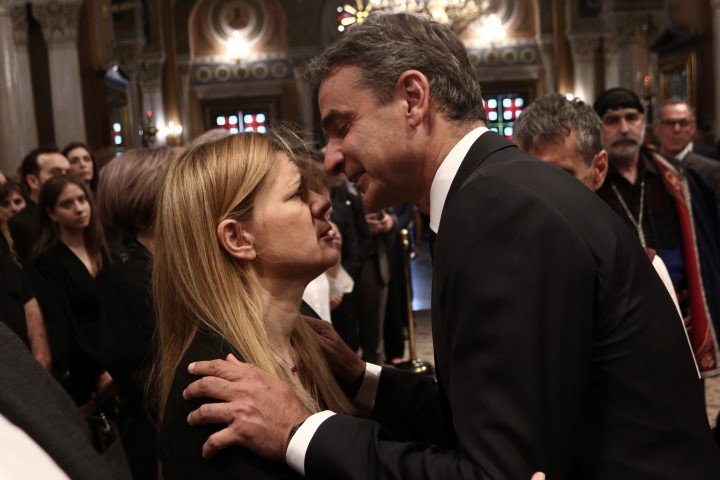 Ο Κυριάκος Μητσοτάκης συλλυπείται την οικογένεια του Γιάννη Μαρκόπουλου / Φωτογραφία: ΧΡΗΣΤΟΣ ΜΠΟΝΗΣ/ΑΡΧΙΕΠΙΣΚΟΠΗ ΑΘΗΝΩΝ