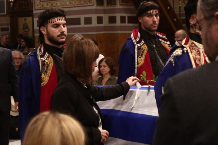 Η ΠτΔ Κατερίνα Σακελλαροπούλου αφήνει ένα λουλούδι στο φέρετρο του Γιάννη Μαρκόπουλου / Φωτογραφία: ΧΡΗΣΤΟΣ ΜΠΟΝΗΣ/ΑΡΧΙΕΠΙΣΚΟΠΗ ΑΘΗΝΩΝ