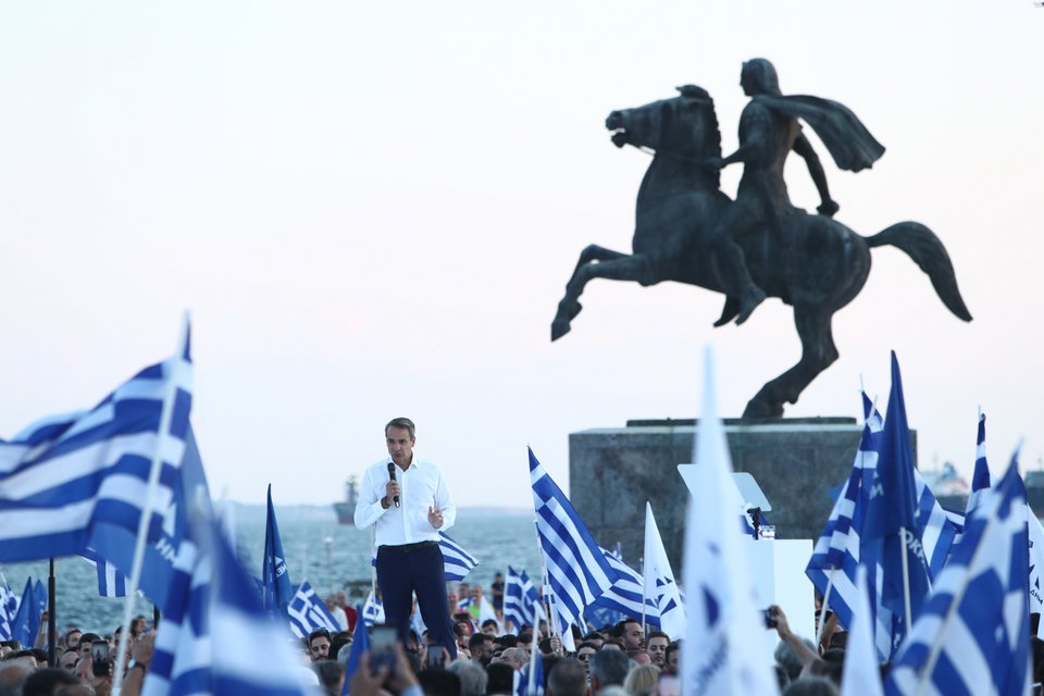 O Κυριάκος Μητσοτάκης μιλά στους Θεσσαλονικείς κάτω από δεκάδες ελληνικές σημαίες, στο άγαλμα του Μ. Αλεξάνδρου