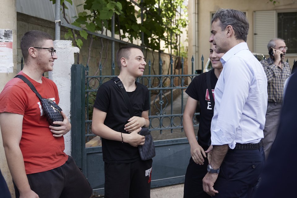 Ο Κυριάκος Μητσοτάκης με νεόυς στον Ασπρόπυργο