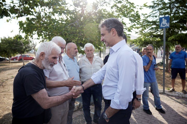Ο Κυριάκος Μητσοτάκης χαιρετά πολίτες στον Ασπρόπυργο