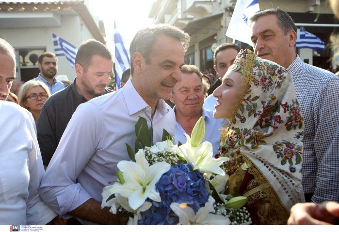 Υποδοχή Μητσοτάκη με ανθοδέσμες στον Ασπρόπυργο