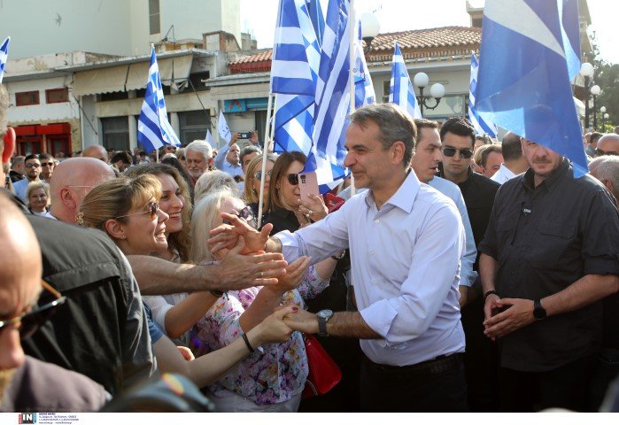 Ο Κυριάκος Μητσοτάκης χαιρετά πολίτες στον Ασπρόπυργο