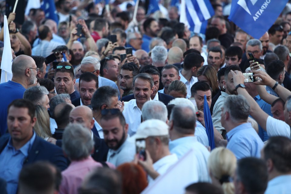 Ο Κ. Μητσοτάκης περπατά ανάμεσα στο πλήθος