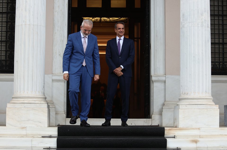 Η στιγμή που ο υπηρεσιακός πρωθυπουργός Ιωάννης Σαρμάς αποχωρεί από το Μέγαρο Μαξίμου