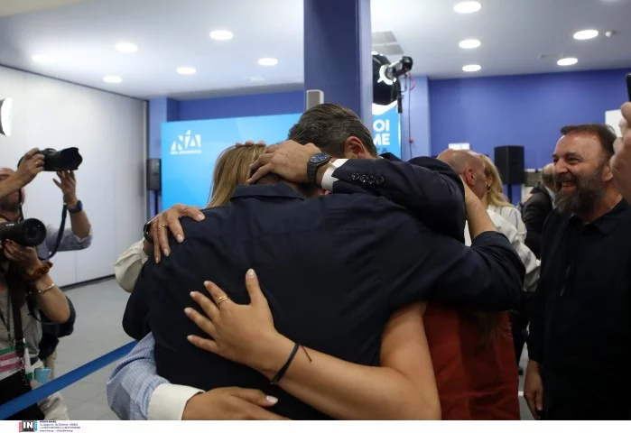Η οικογένεια Μητσοτάκη αγκαλιάζεται με συγκίνηση -Φωτογραφία: Intimenews/ΠΕΡΙΣΤΕΡΗΣ ΔΗΜΗΤΡΗΣ 