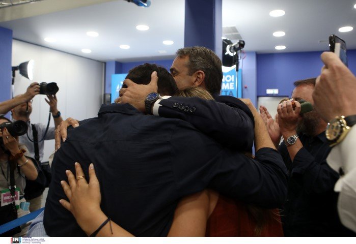 Μια αγκαλιά από τον Κυριάκο Μητσοτάκη στην οικογένειά του / Φωτογραφία: Intimenews/ΠΕΡΙΣΤΕΡΗΣ ΔΗΜΗΤΡΗΣ  