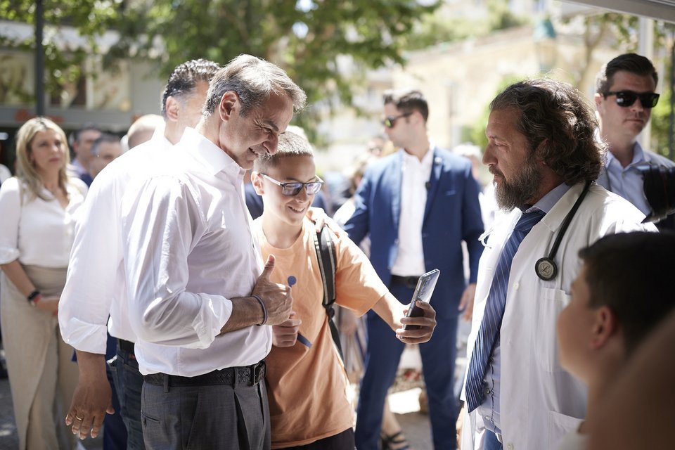 Χαμόγελα και σέλφι στην πρωινή επίσκεψη Μητσοτάκη στο Παλαιό Φάληρο