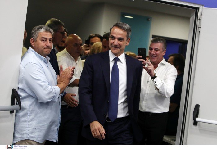 Ο Κυριάκος Μητσοτάκης, χαμογελαστός, στην Πειραιώς / Φωτογραφία: Intimenews/ΠΕΡΙΣΤΕΡΗΣ ΔΗΜΗΤΡΗΣ 