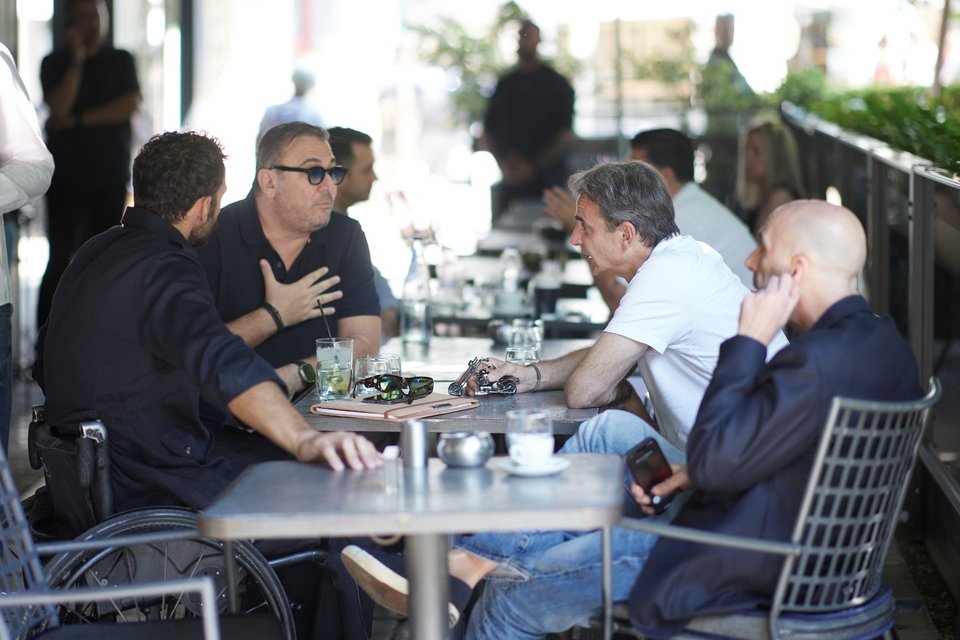 Ο Κυριάκος Μητσοτάκης συνομιλεί με τον Αντώνη Ρέμο και τον Αντώνη Τσαπατάκη. Δίπλα του ο Γιάννης Μπρατάκος.