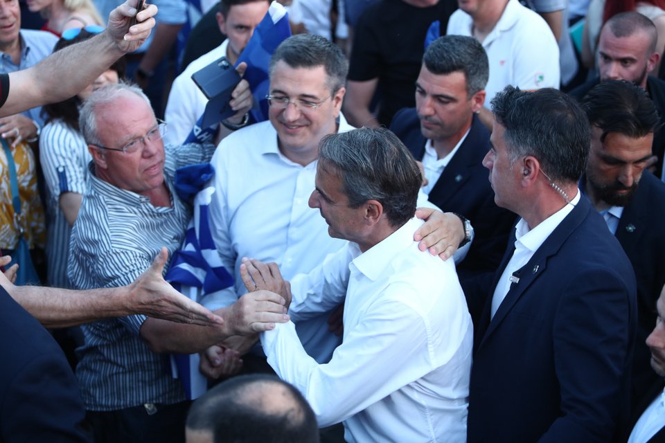 Θερμή υποδοχή από τους Θεσσαλονικείς στον Κυριάκο Μητσοτάκη