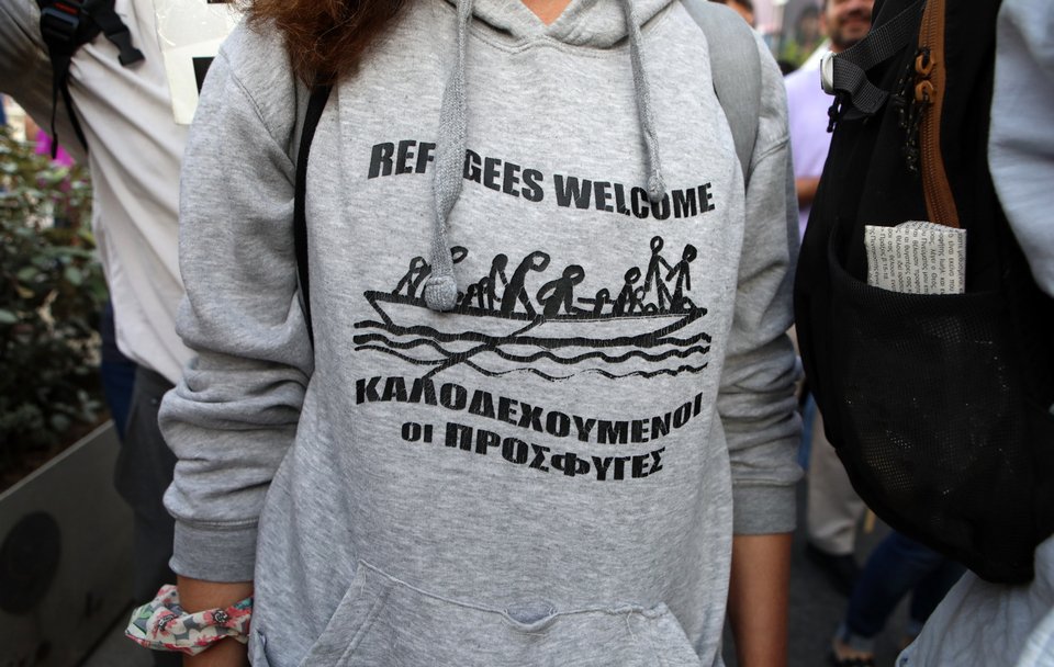 Γυναίκα φορά μπλούζα υπέρ των προσφύγων