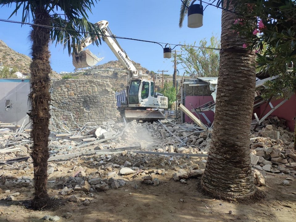 Φωτογραφίες: Μπουλντόζες στο Nammos στη Μύκονο