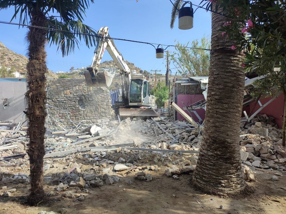 Φωτογραφίες: Μπουλντόζες στο Nammos στη Μύκονο