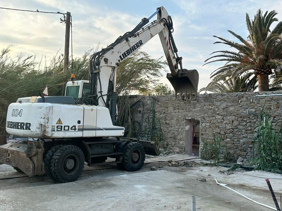 Φωτογραφίες: Μπουλντόζες στο Nammos στη Μύκονο