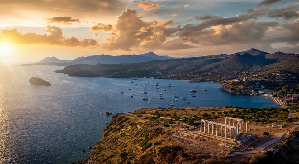 Πανοραμική άποψη του ναού του Ποσειδώνα στο ακρωτήριο Σούνιο