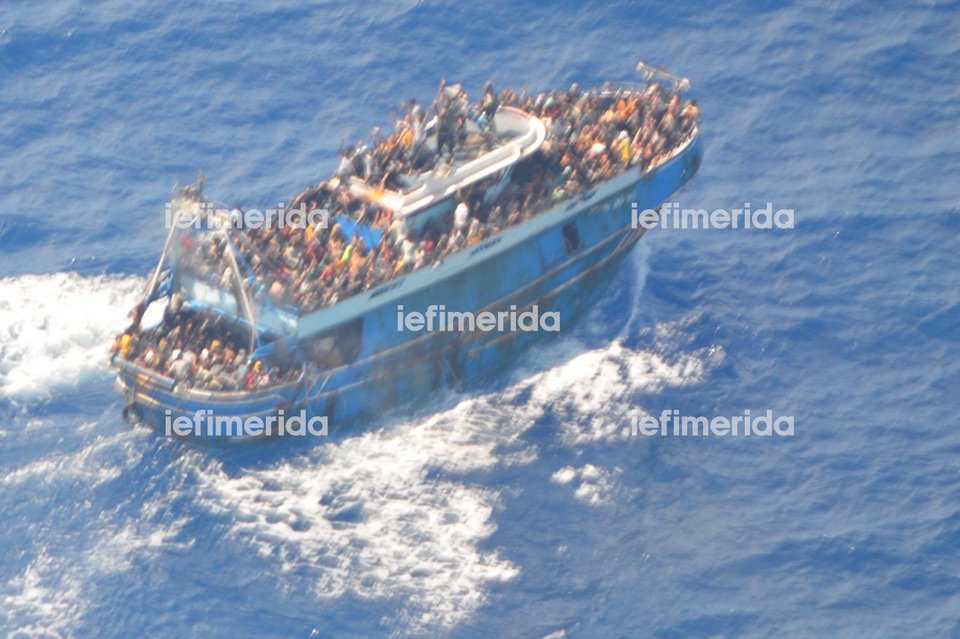 Φωτογραφίες-ντοκουμέντο iefimerida: Δείτε το σκάφος κατάφορτο με τους μετανάστες πριν το ναυάγιο στην Πύλο