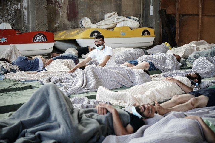 Διασωθέντες από το πολύνεκρο ναυάγιο της Πύλου / Φωτογραφία: Menelaos Myrillas / SOOC