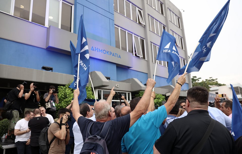 Νέα Δημοκρατία: Κόσμος έξω από τα γραφεία στην Πειραιώς / Intime
