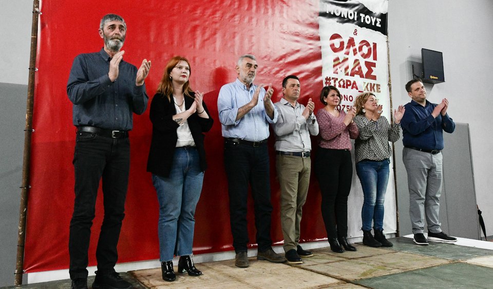Ο Νίκος Έξαρχος που πήρε την έδρα του ΚΚΕ στα Ιωάννινα (αριστερά) θα είναι ένας από τους πιο ψηλούς βουλευτές στο νέο Κοινοβούλιο / Φωτογραφία: Intime/Pool